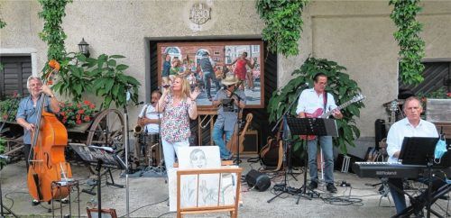 Die „LifveChords“ mit Nikolaus Stigloher, Giuseppe Watzlawik, Rayka Emmé, Sebastian Ludwig, Michael Lackner und Fritz Stimmer (von links) reißen das Publikum mit. Foto baumann