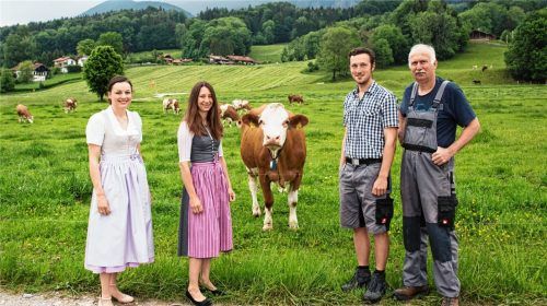 Die Projektmanagerinnen Irmengard Prankl (links) und Stefanie Adeili (rechts) mit Franz und Hubert Bauer vom Samerberg (Milchviehbetrieb mit zwei Mobilställen für Legehennen). Die regionalen Produkte stehen bei der Ökomodellregion im Fokus.Foto  Delang