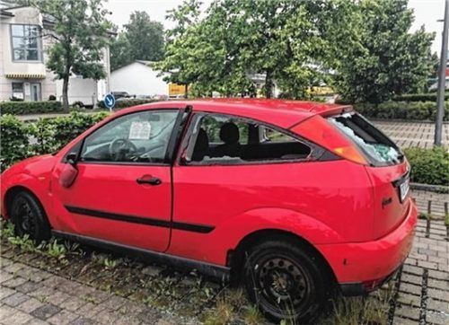 Die Scheiben des Pkw sind eingeschlagen. Fotos re