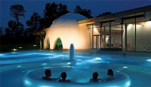 Die Therme Bad Aibling ist ein Anziehungspunkt. Noch ist unklar, wann sie den Betrieb wieder aufnimmt. Foto Mork