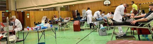 Die Turnhalle der Adolf-Rasp-Schule wurde in eine große Blutspendestation umfunktioniert. Die zahlreichen Liegen waren fast durchgehend belegt. Fotos BRK