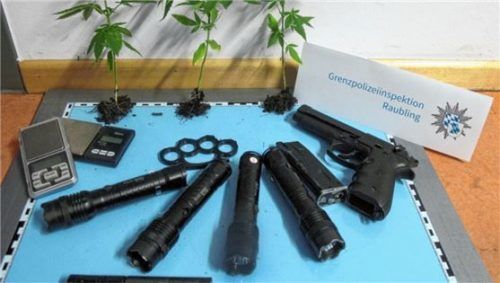 Diese „Fundstücke“ kamen bei der Wohnungsdurchsuchung zum Vorschein. Foto Polizei