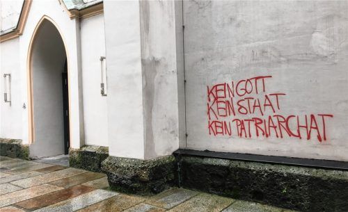 Wegen mehrerer Graffiti an Hauswänden in Rosenheim müssen drei Rosenheimer Heranwachsende nun Sozialstunden ableisten und einen Aufsatz verfassen. Foto john