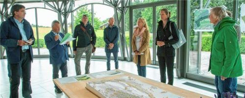 Diskussion in der ehemaligen Ausstellungshalle (von links): MdL Florian von Brunn, Klaus Steiner (CSU), Landschaftsarchitekt Peter Rubeck, Tobias Eutermoser, Assistent der Herecon-Geschäftsleitung, Gemeinde-Geschäftsleiterin Irmgard Daxlberger, Bürgermeisterin Irene Biebl-Daiber und Petentin Cordula Schacht. Foto Berger