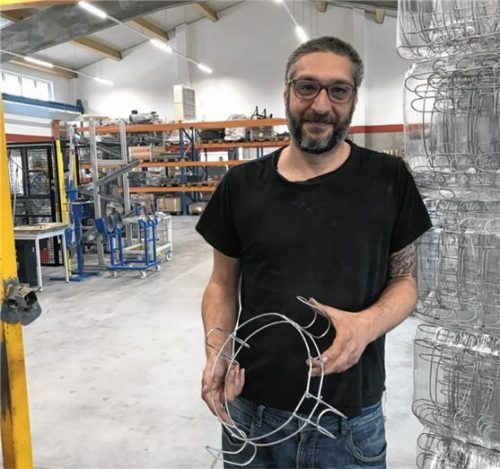 Domenico Colucci, Chef von Ferrodom in Rechtmehring, präsentiert sein Produkt: den Kaminabstandhalter. Der Jahresumsatz beträgt etwa eine Million Euro.Foto Manzinger