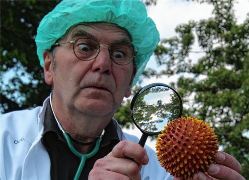 Dr. Faustus (Jörg Herwegh) ist dem Virus auf der Spur. Ein bisschen durchgeknallt, verspricht Schauspieler Jörg Herwegh, der sich an Goethes Original-Text bedient – und ihn verkürzt.Foto Werner Gartner