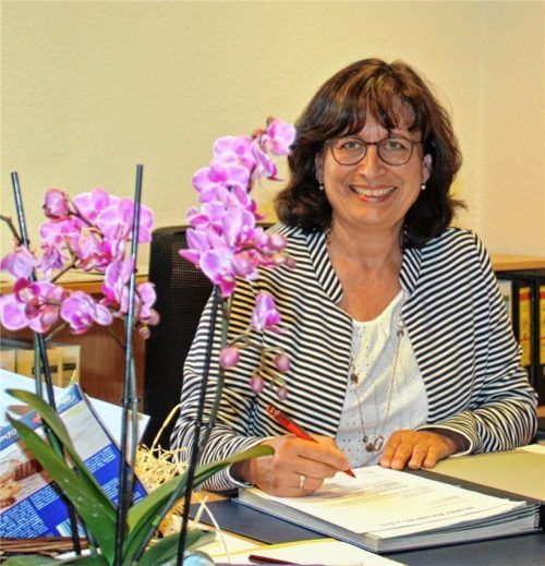 Eigentlich ein Fulltime-Job: Petra Jackl an dem neuen Schreibtisch im Bürgermeisterbüro, den sie zusammen mit einem Stuhl als erstes angeschafft hat. Foto  Petzi