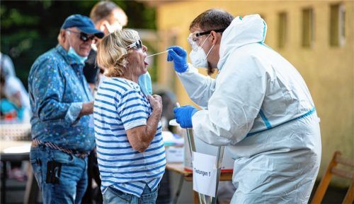 Ein Angehöriger der Bundeswehr nimmt einen Abstrich bei einer Frau aus Warendorf. Wegen des Corona-Ausbruchs im Schlachtbetrieb des Fleischproduzenten Tönnies wurde in dem Landkreis in Nordrhein-Westfalen erneut ein Lockdown verhängt. Foto dpa