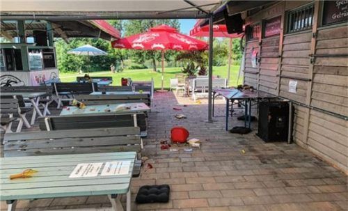 Ein Bild der Verwüstung: So hat es am Mittwochmorgen am Kiosk am Happingerausee ausgesehen. Die Polizei sucht jetzt nach Zeugen.