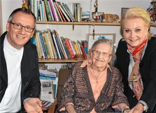 Ein Blick in die Vergangenheit: Erika Lipok zu ihrem 100. Geburtstag mit Dekan Daniel Reichel und der damaligen Oberbürgermeisterin Gabriele Bauer. Foto Schlecker