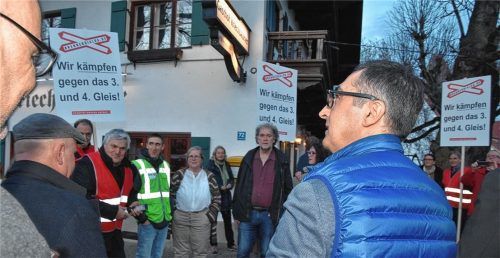 Ein drittes und viertes Gleis als Nordzulauf zum künftigen Brennerbasistunnel hat viele Gegner in der Stadt und dem Landkreis Rosenheim, die ihren Unmut immer wieder kundtun. Unser Bild entstand heuer im Februar beim Besuch von Cem Özdemir, Bundestagsabgeordneter von Bündnis 90/Die Grünen, bei einer Veranstaltung seiner Partei in Mietraching bei Bad Aibling.Foto Schlekcker