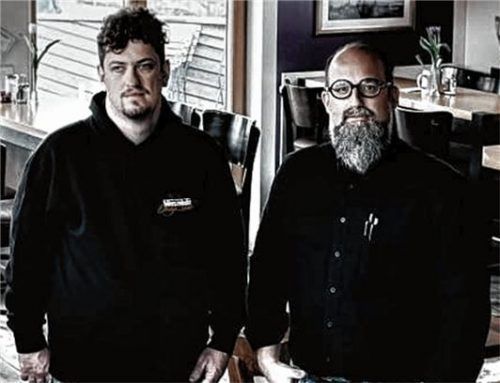 Ein eingespieltes Team: Tobias Mayer (links) und der Leiter des Cafés „Arche“, Stefan Petzold.