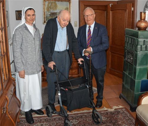 Ein eingespieltes Team: (von links) Franziskus-Schwester Cristiana Pal, Rudolf Berchtenbreiter und Anton Heindl, Mitglied im Vorstand des Hauskrankenpflegevereins. Foto re