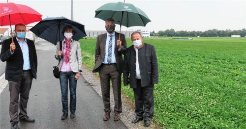 Ein neues Gewerbegebiet entwickelt die Marktgemeinde Bruckmühl an der Wernher-von-Braun-Straße. Wirtschaftsförderer Markus Zehetmaier und das Bürgermeister-Trio Anna Wallner, Richard Richter und Klaus Christoph – unterstützen die Ansiedlung neuer Unternehmen.Foto  Baumann