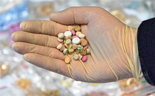 Ein Polizeiermittler zeigt unterschiedliche Ecstasy-Tabletten: Auch mit dieser Drogenart hat ein 19-jähriger Raublinger gehandelt. Foto dpa