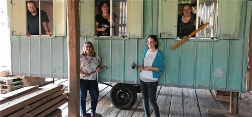 Ein Waldkindergarten würde ihnen gefallen: (von links) Christian Schneider (Einrichtungsleitung vom Kinderhaus St. Rupert), Kathrin Potsch (Förderverein), Susi Stephan (Vorsitzende Förderverein), Sandra Weirich (Elternbeirat) und Anna Mitterer (Vorsitzende Elternbeirat).Foto  Auer
