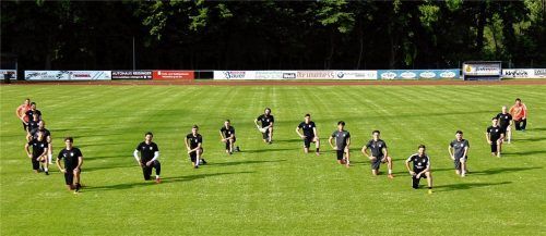 Ein Zeichen gegen den Rassismus: Alle Spieler und Trainer bildeten kniend ein „W“ für Wasserburg und hielten kurz inne.