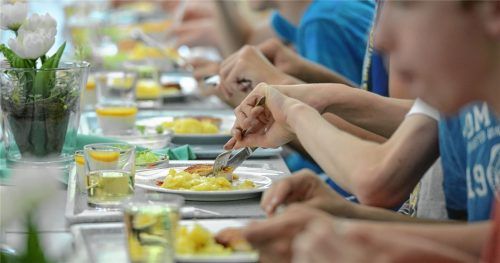 Eine gebundene Ganztagsklasse kommt für die erste und dritte Klasse der Adolf-Rasp-Schule nicht zustande. Anstelle dessen wird eine offene Ganztagsschule installiert – da gibt es Mittagessen, Hausaufgabenbetreuung und Freizeitangebote. Foto dpa