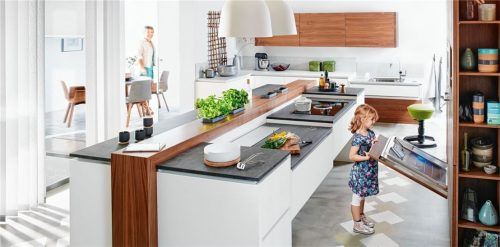 Eine Küche für Klein, Groß, Jung und Alt: Dank der innovativen Hubmodule lassen sich Arbeitsplatten, Spüle, Kochfeld und Unterschränke im Handumdrehen auf die gewünschte Höhe einstellen. Foto epr/Kimocon