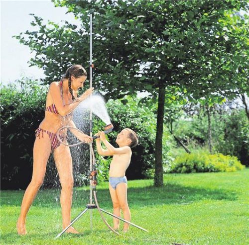 Eine Riesengaudi, erfrischend und praktisch: eine Dusche im eigenen Garten (hier ein Modell von Gardena). Beim Einbau muss man aber so einiges beachten. Foto dpa/Gardena