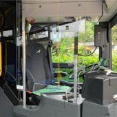 Busfahrer durch Scheibe geschützt