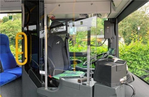 Eine Scheibe aus Polycarbonat trennt den Chauffeur von den Fahrgästen. Foto Tofern