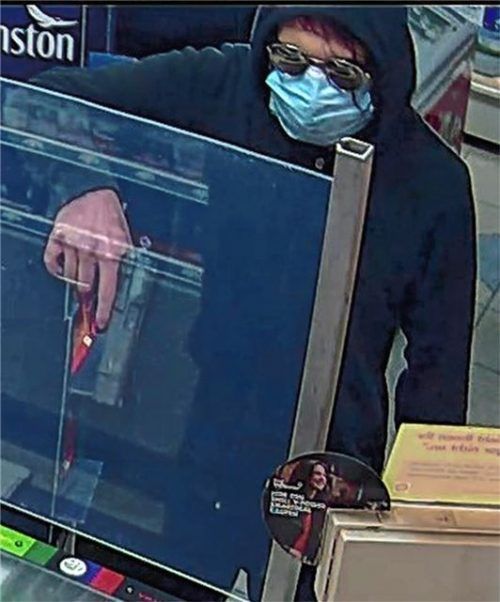 Diese Aufnahme zeigt den Täter beim Überfall auf die Rosenheimer Tankstelle. Es handelt sich wohl nicht um einen 20-jährigen Münchner, der am Mittwoch verhaftet worden ist.Foto Polizei