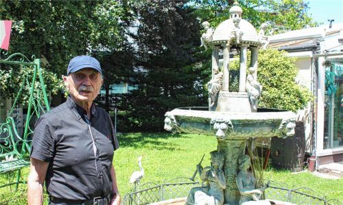 Eine weitere Leidenschaft von Richard Hofbauer: Statuen mit griechischen Göttern, die der 85-Jährige in seinem Garten sammelt. Foto Schroeder