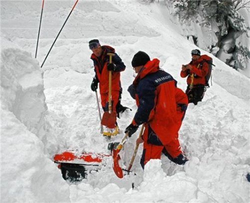 Einsatz mit glücklichem Ausgang: Einsatzkräfte der Bergwacht befreien Anfang 2019 eine verschüttete Pistenraupe am Rauschberg bei Ruhpolding nach einem Lawinenabgang. Die beiden Mitarbeiter der Bergbahn konnten geortet und freigeschaufelt werden. Foto dpa