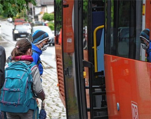 Einstieg nur mit Mund- Nasen-Schutz: Raublinger Kinder und Jugendliche betreten einen Schulbus. Foto Ruprecht