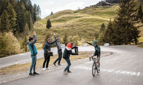 Emanuel Buchmann, Radprofi vom Raublinger Team Bora-hansgrohe, bejubelt bei der Zielankunft mit Fans den neuen „Everest Challenge“-Rekord. Foto  Wyhlidal