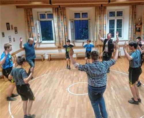 Endlich geht es wieder los. Die Plattler vom Schönauer Trachtenverein proben wieder. Morgen steht erst einmal eine gemeinsame Radltour auf dem Programm.Foto RE