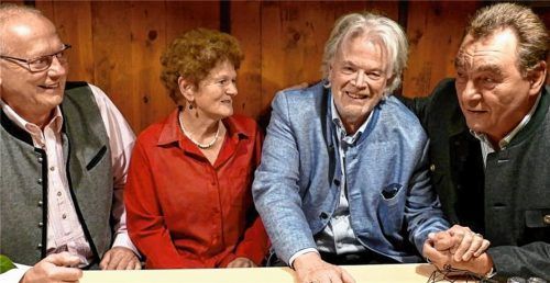 Enoch zu Guttenberg (Zweiter von rechts) bei der 50-Jahr-Feier seiner Chorgemeinschaft Neubeuern mit den damals noch aktiven Gründungsmitgliedern (von links) Fritz Vornberger, Amalie Scherer und Heinz Baumgartner. Foto Janka