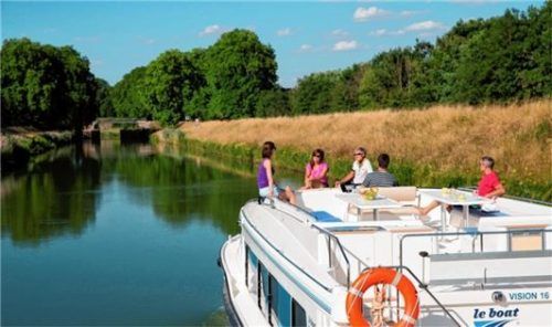 Entspannung pur: Mit maximal zwölf Stundenkilometern auf Kanälen und Flüssen.Foto djd-mk/Le Boat