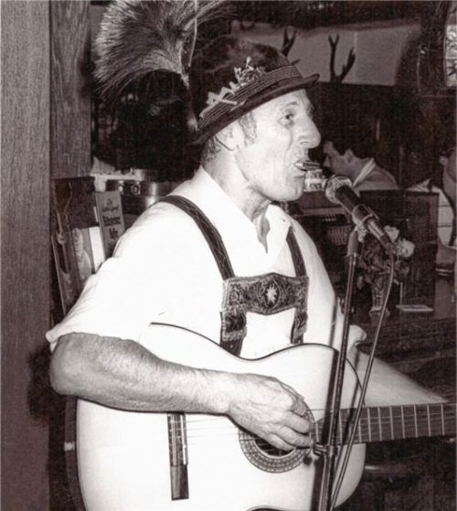 Erinnerungsbild an Auftritte: Humorist Werner Fütterer mit Mundharmonika und Gitarre.