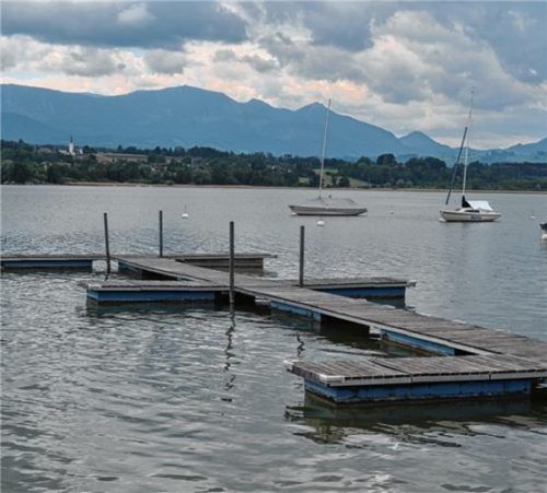 Erst wenige Segelboote liegen an den Bojenplätzen am Simssee. Dies wird sich ab Montag, 8. Juni, ändern.Foto Niessen