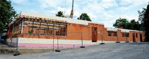 Es geht vorwärts: Der Rohbau des Turn- und Sportvereins Neubeuern steht bereits. Foto Reischl-Zehentbauer