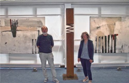 Ewald und Isabella Waldheim vor ihren Arbeiten in der Alten Raiffeisen in Neubeuern.Foto riedl