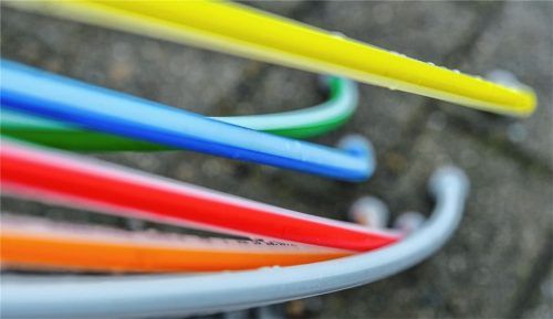 Farbige Leerrohre, in die später die Glasfaserkabel verlegt werden, liegen an einer Straße. Für den Breitbandausbau erwartet die Gemeinde Flintsbach vom Freistaat Bayern eine Förderung von rund 200000 Euro.Foto DPA