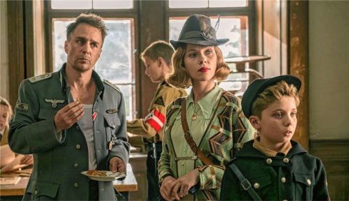 Filmszene aus Jojo Rabbit mit Scarlett Johannsen (Mitte): Der Film war sechsmal für den Oscar nominiert und ist im Burghauser Autokino zu sehen. Foto  Verleih