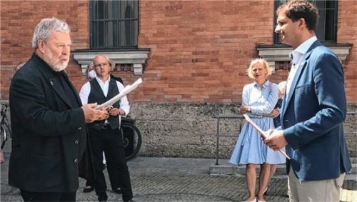 Franz Feldmeier (links) von „Tango an der Hochschule Rosenheim“ übergibt eine Petition an Rosenheims Oberbürgermeister Andreas März. Foto Schöne