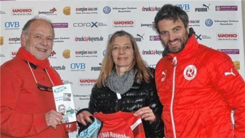 Freuen sich, die Fußballer in Bomongo unterstützen zu können: Peter Kiefer von der Kolpingsfamilie Olching mit Sabine Maier, Präsidentin Jugendförderverein TSV 1860 Rosenheim, und Nico Foltin, Abteilungsleiter Fußball.Fotos re