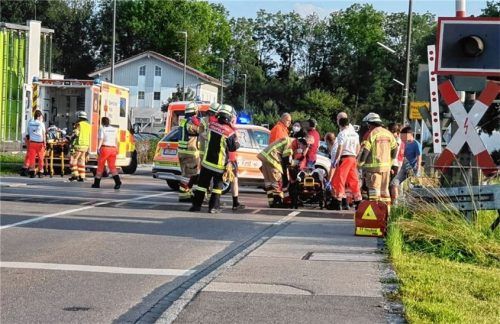 Für die Versorgung der beiden verletzten Radfahrerinnen musste der Zugverkehr kurzzeitig unterbrochen werden. Foto Feuerwehr Heufeld
