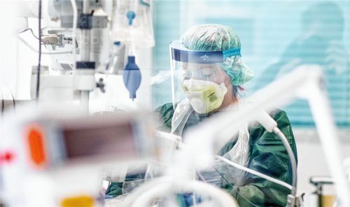 Für viele ist die Vorstellung, Gott würde die Menschheit mit Corona strafen, abwegig. Im Bild eine Krankenpflegerin, die sich auf einer Intensivstation um einen Covid-19-Patienten kümmert.Foto  dpa