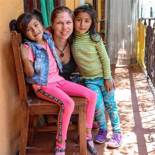 Ganz nah dran an den Kindern ist Maria Berger, die Schriftführerin des Rosenheimer Fördervereins bei einem ihrer Besuche in Bolivien. Überhaupt pflegen die Rosenheimer engen persönlichen Kontakt zu den Bedürftigen und zur Fundacion „Estrellas en la Calle“, den sie finanziell unterstützen. Foto re