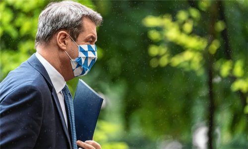 Geht vorbildlich voran: Bayerns Ministerpräsident Markus Söder (CSU) mit Schutzmaske – natürlich in weiß-blauem Rautenmuster. Foto dpa