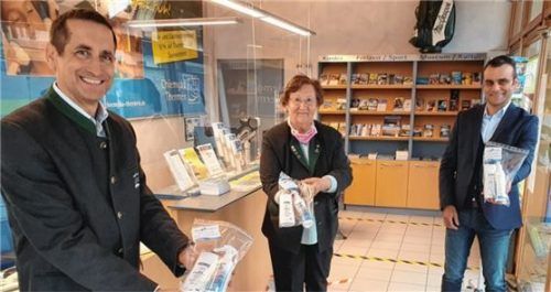 Gemeinsam folgen Peter Helfmeyer von der Tourist-Info (links), Elisabeth Webersberger vom Verkehrs- und Verschönerungsverein sowie Bürgermeister Alois Loferer dem Bad-Endorf-Motto. Foto Ammelburger