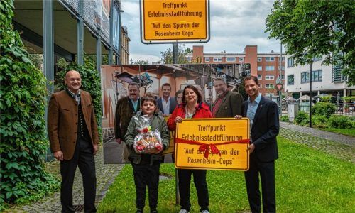 Geschenke für den Jubiläumsgast: Martina Höpflinger aus Österreich war mit ihrem Sohn Simon die 75000. Teilnehmerin an einer Stadtführung rund um die Serie Rosenheim-Cops. Oberbürgermeister Andreas März (rechts) und Peter Lutz, Geschäftsführer der Veranstaltungs- und Kongress GmbH Rosenheim, gratulierten der Jubilarin. Fotos Thomae