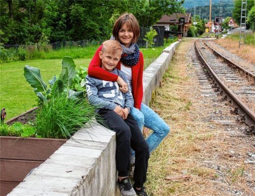 Glyphosat-Einsatz am Wachtlbahngleis mitten im Ort: Anwohnerin Claudia Bialucha (hier mit Sohn Benjamin) erringt einen kleinen Teilerfolg. Sie wird zukünftig von Rohrdorfer Zement vorab informiert, um ihr Hochbeet abdecken zu können. Trotzdem regt sich bei den Anwohnern Widerstand. Foto Schmidt