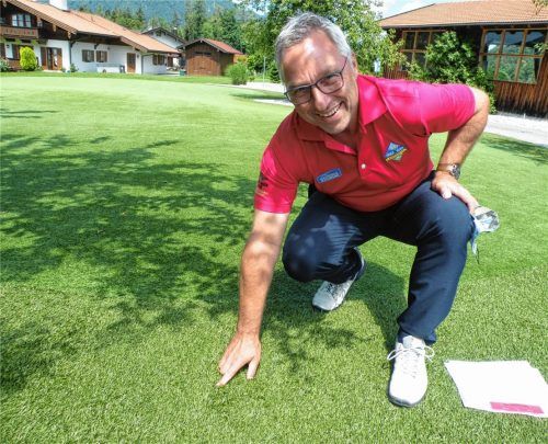 Golfclub-Präsident Herbert Fritzenwenger erklärt, dass das Füllmaterial beim Kunstrasen auf dem Golfplatz aus feinem Quarzsand besteht. Foto Schick